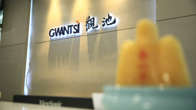 师资力量是衡量课程质量的关键因素。一个优秀的短视频拍摄课程，应该拥有以下特点：